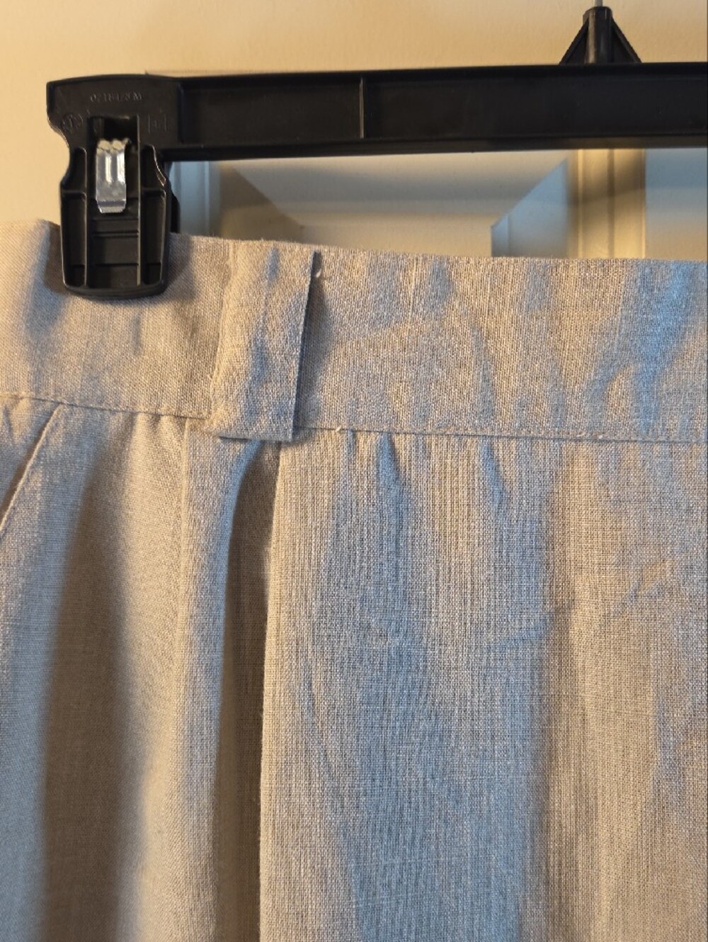 Elegant Cream Midi Pleated Skirt - Picture 4 of 9